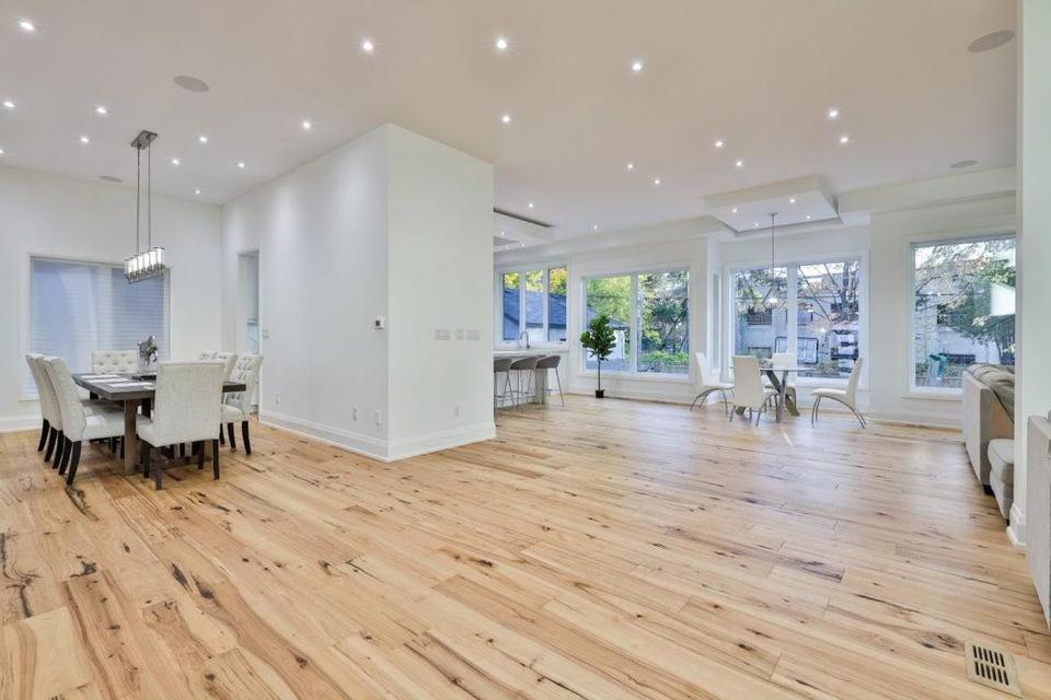 Executive Room In Toronto Next To Yorkdale Shopping Centre Exterior photo