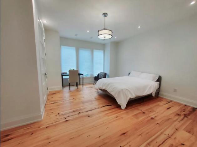 Executive Room In Toronto Next To Yorkdale Shopping Centre Exterior photo