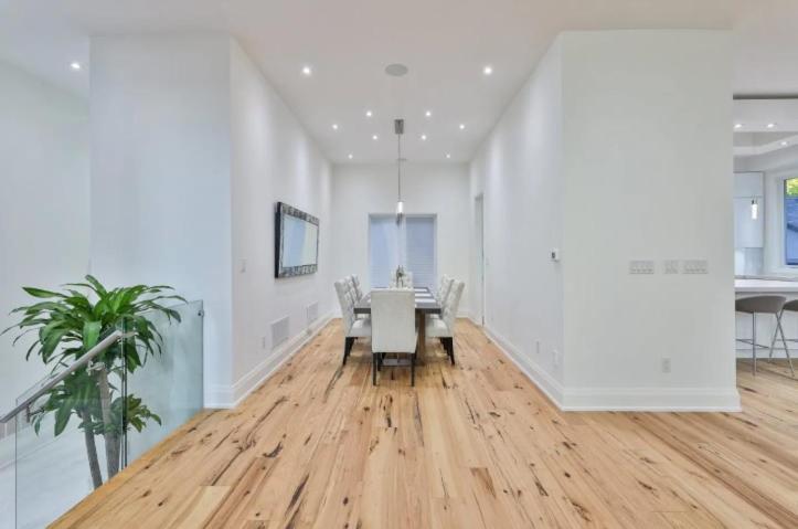 Executive Room In Toronto Next To Yorkdale Shopping Centre Exterior photo