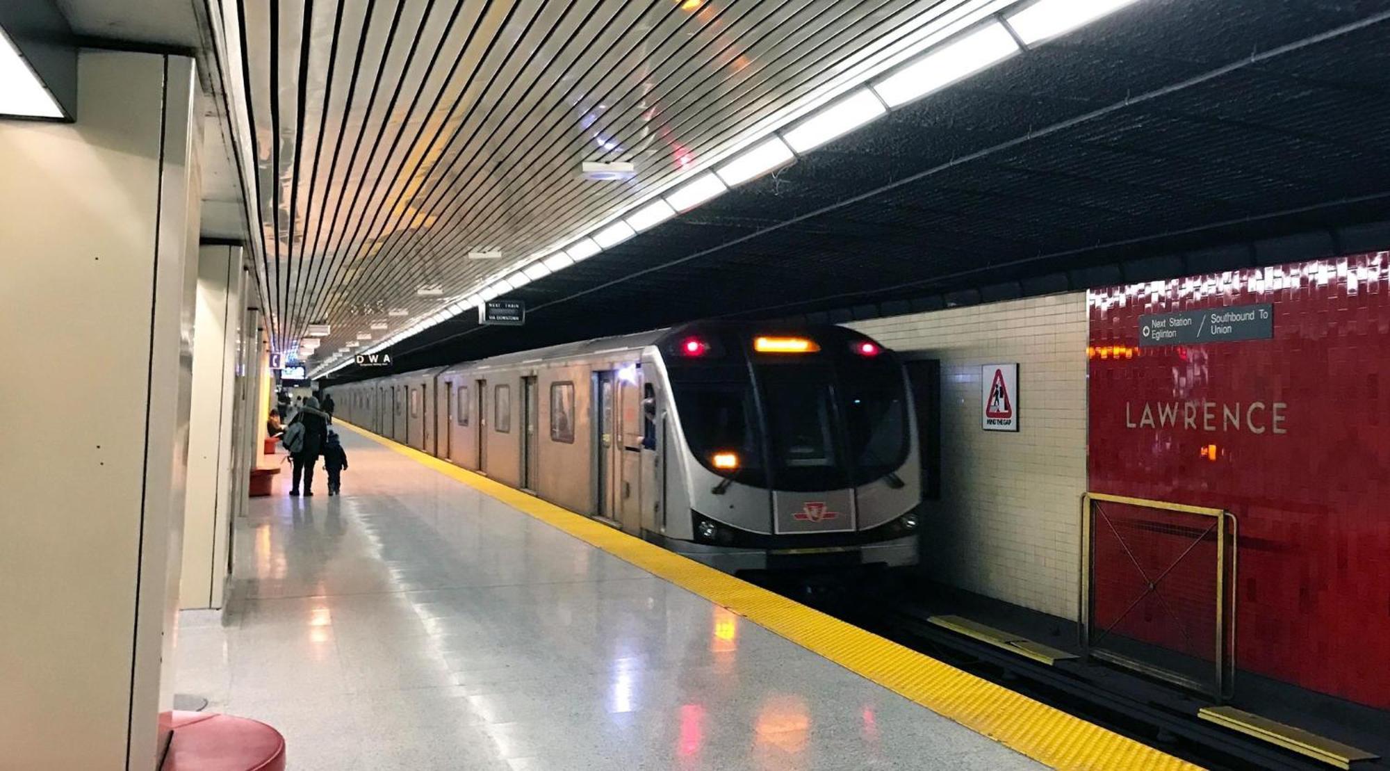 Executive Room In Toronto Next To Yorkdale Shopping Centre Exterior photo